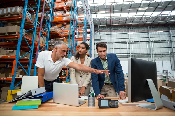 Vista de ángulo bajo del equipo de trabajadores están buscando una computadora — Foto de Stock