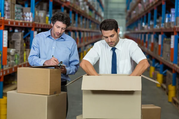 Manager prüfen einige Kartons — Stockfoto