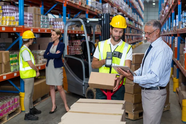 Empresários e trabalhadores de armazém — Fotografia de Stock