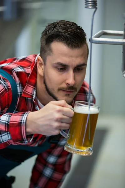 Close-up of brewer testing beer — Stock Photo, Image