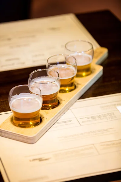 Zbliżenie: szklanki piwa na ladzie — Zdjęcie stockowe