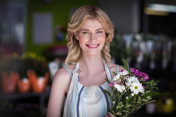 Felice fiorista femminile in possesso di mazzo di fiori — Foto Stock