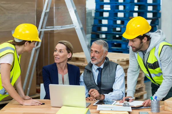 Magazijn team met een bijeenkomst — Stockfoto