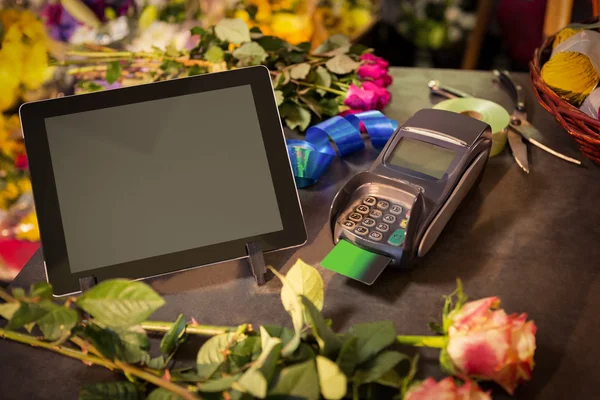 Digital tablet och kreditkort terminal på bordet — Stockfoto