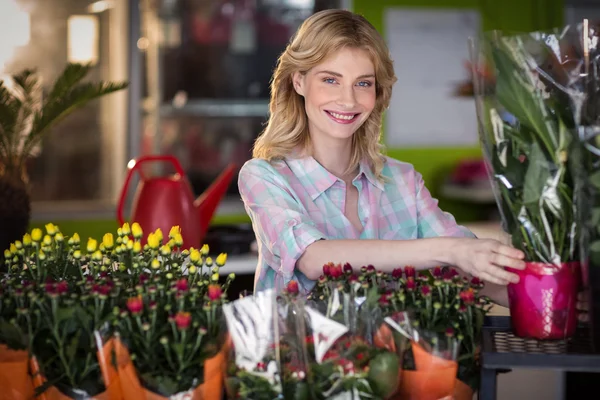 Feliz florista femenina preparando un ramo de flores —  Fotos de Stock