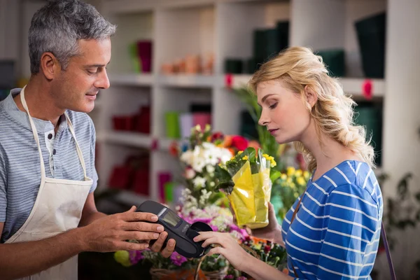 Femme effectuant le paiement avec sa carte de crédit — Photo