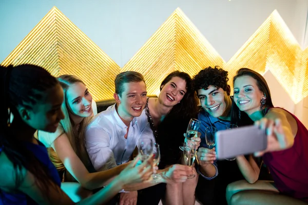 Amigos tomando copas de champán — Foto de Stock