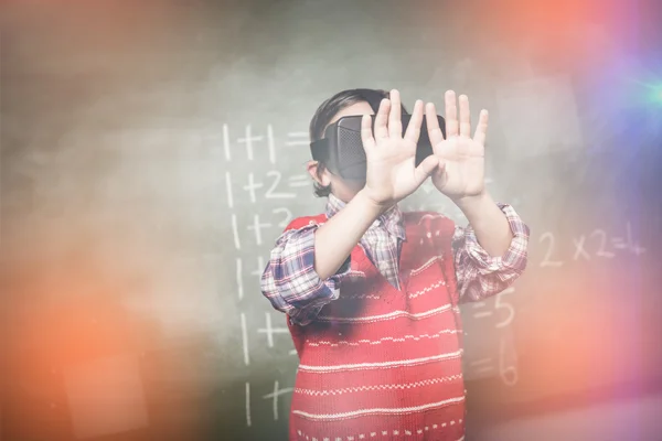 Boy pomocí virtuální reality zařízení — Stock fotografie