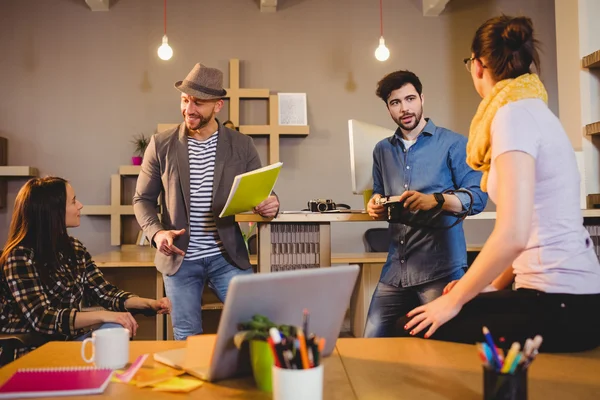 Team van grafisch ontwerpers met een bijeenkomst — Stockfoto