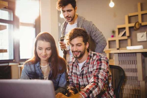 Diseñador gráfico usando portátil con su compañero de trabajo — Foto de Stock