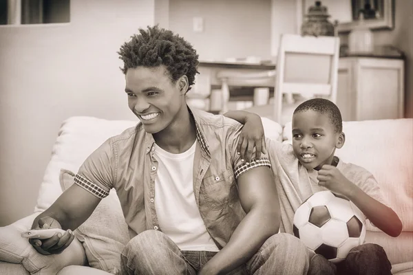 Pai e filho assistindo tv juntos — Fotografia de Stock