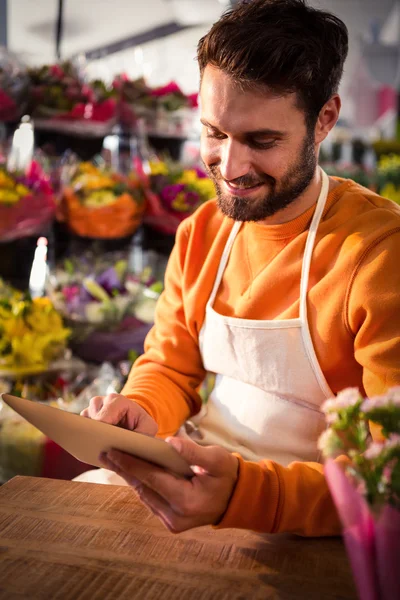 Floristería masculina usando tableta digital —  Fotos de Stock