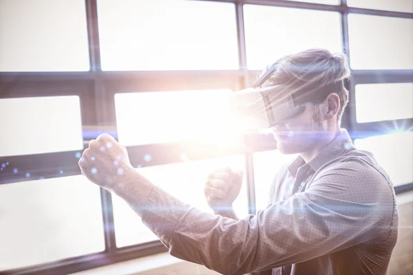 Geschäftsmann nutzt Virtual-Reality-Gerät — Stockfoto