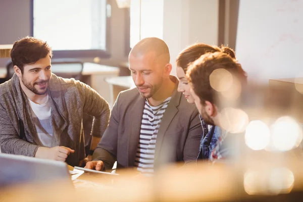 Grafisch ontwerper met behulp van digitale tablet met zijn collega — Stockfoto