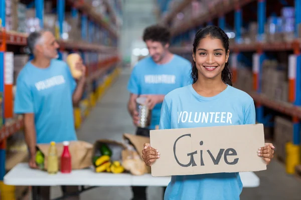 Retrato de voluntário feliz segurando um sinal — Fotografia de Stock