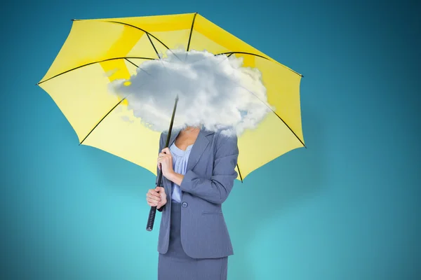 Geschäftsfrau mit gelbem Regenschirm — Stockfoto