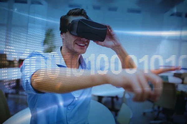 Mann mit Virtual-Reality-Gerät — Stockfoto
