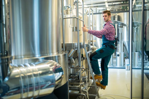Portret van onderhoud werknemer bij brouwerij — Stockfoto