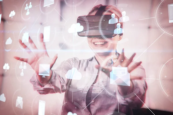 Mujer disfrutando de auriculares de realidad virtual — Foto de Stock