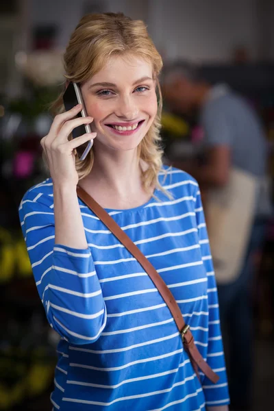 携帯電話で話している女性の笑みを浮かべてください。 — ストック写真