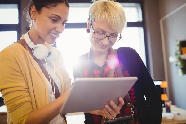 Two female graphics designer using digital tablet — Stock Photo, Image