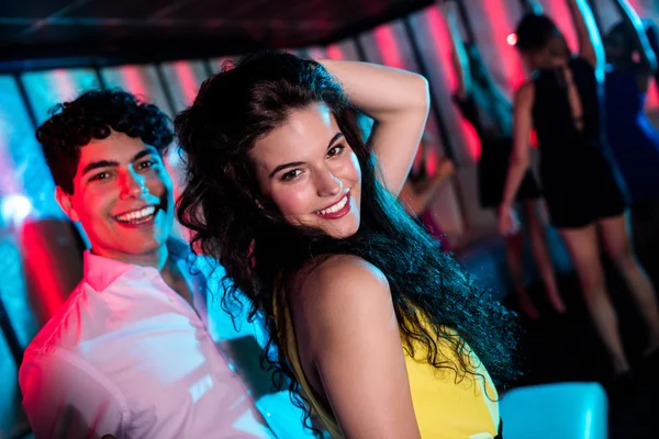 Pareja bailando juntos en pista de baile — Foto de Stock