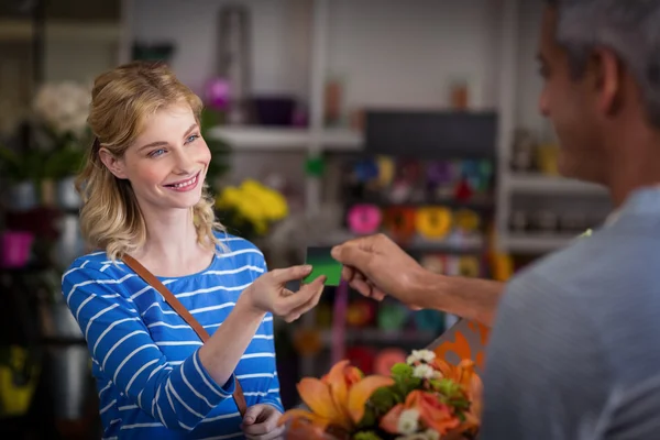 Femme effectuant le paiement avec sa carte de crédit — Photo