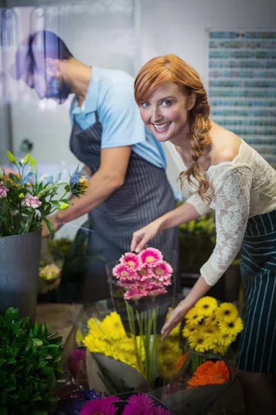 Pareja arreglando ramo de flores —  Fotos de Stock