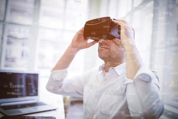 Empresário segurando óculos virtuais — Fotografia de Stock