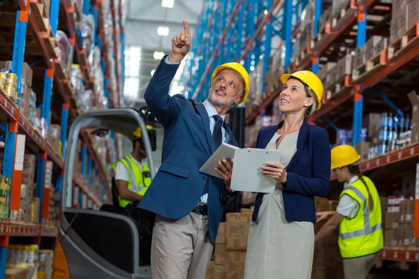 Portrait of managers are pointing and looking shelves — Stock Photo, Image