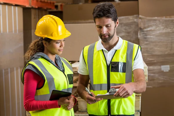 Porträt von Arbeitern sucht ein Klemmbrett — Stockfoto