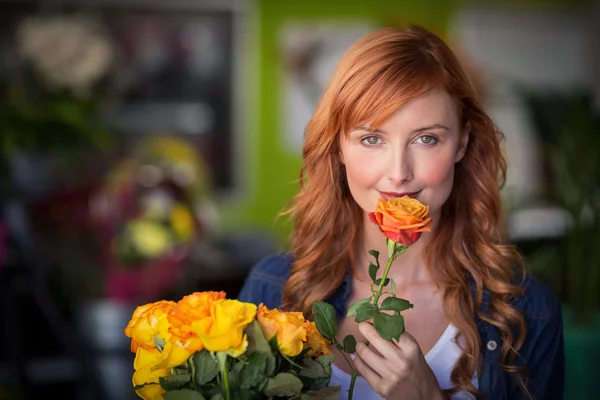 Portrait of female florist holding bunch of flowers — Stock Photo, Image