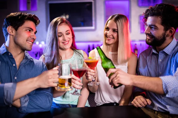 Vrienden roosteren cocktail, bierfles en bierglas — Stockfoto