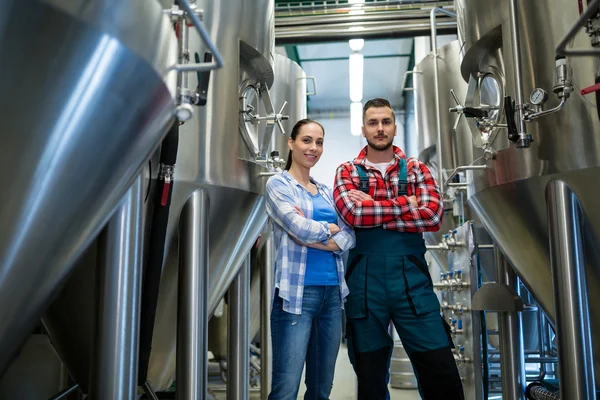 Bira bira fabrikasında ayakta — Stok fotoğraf