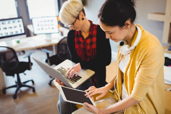 Zwei Grafikdesignerinnen mit digitalem Tablet und Laptop — Stockfoto