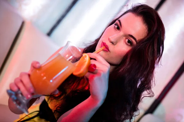 Красивая женщина выпивает коктейль — стоковое фото
