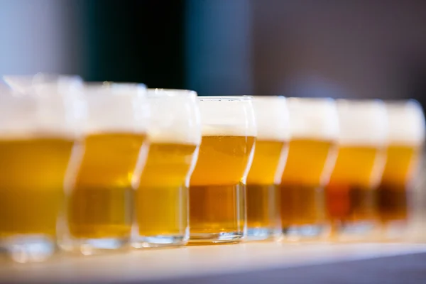Detail pivní sklenice na stole — Stock fotografie