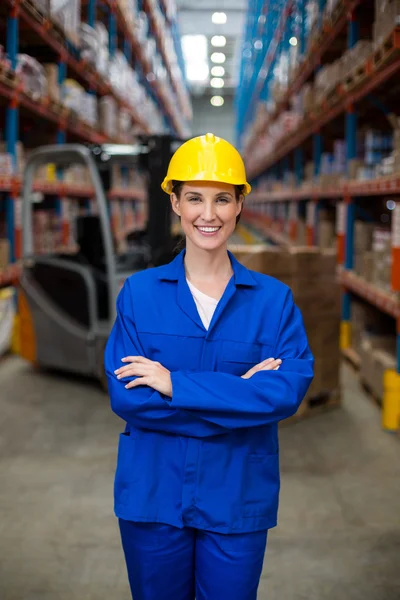 Trabajadora de pie frente a la cámara — Foto de Stock