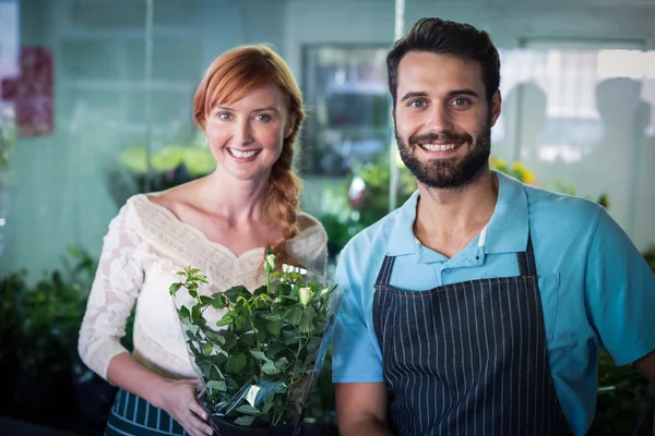 Feliz pareja sosteniendo ramo de flores — Foto de Stock