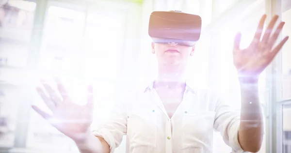 Mulher usando dispositivo de realidade virtual — Fotografia de Stock
