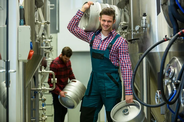 Cervecero que lleva barril — Foto de Stock