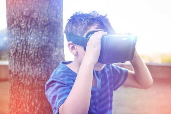 Menino olhando através da realidade virtual — Fotografia de Stock