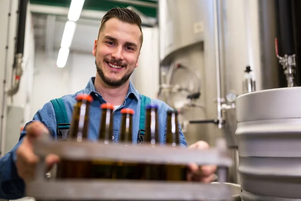 Brewer gazdaság sörösüvegeket láda — Stock Fotó