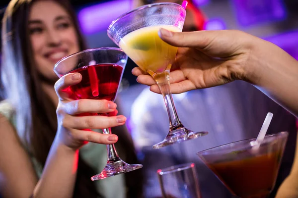 Freunde prosten Cocktail an der Theke zu — Stockfoto