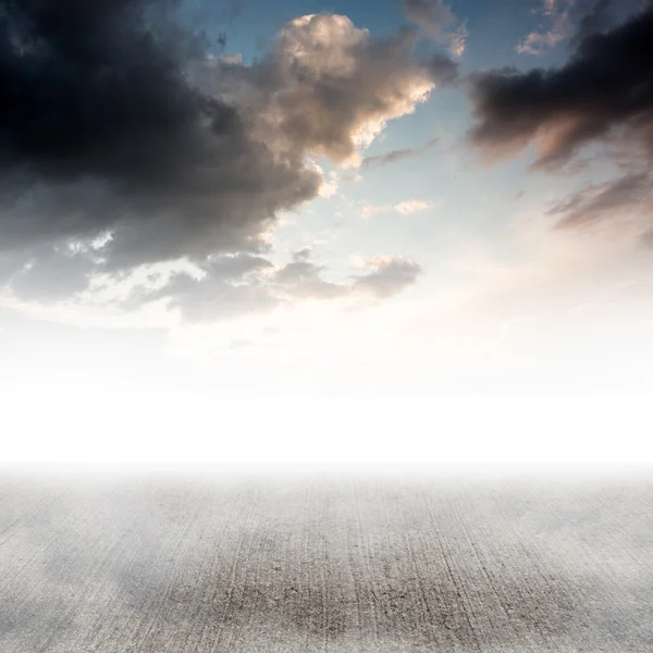 Blauer Himmel mit Wolken — Stockfoto