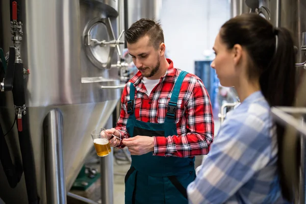 Brouwers bier met lakmoespapier testen — Stockfoto