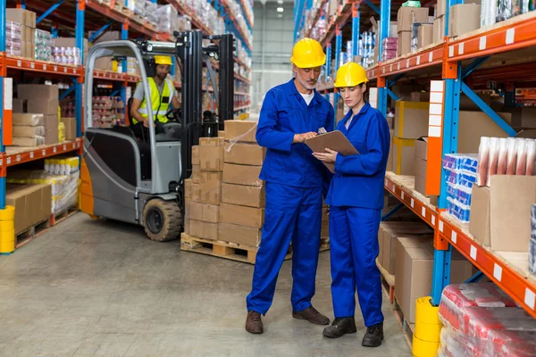 Collega's kijken naar Klembord — Stockfoto