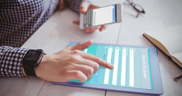 Hand med tablett och smartphone — Stockfoto