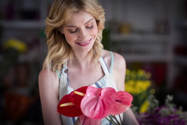 Vrouwelijke bloemist houden van bloemen in de bloemenwinkel — Stockfoto