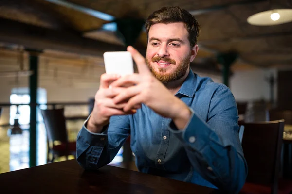 Muž textové zprávy na mobilním telefonu — Stock fotografie